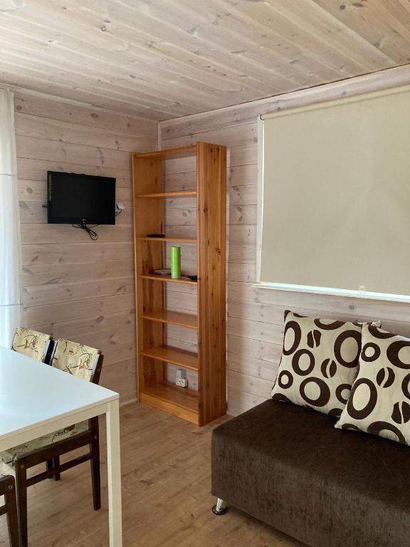 Televízia a/alebo spoločenská miestnosť v ubytovaní Apartamenty i Pokoje Na Letniej