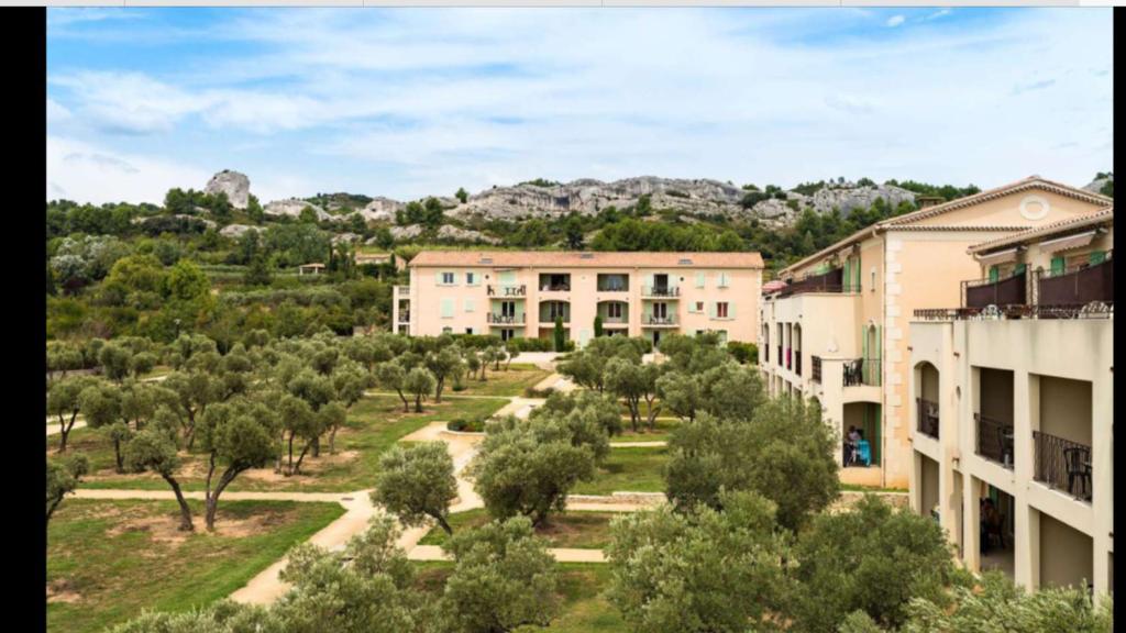 arial view of a building with trees and buildings at Appartement Paradou vue magnifique in Paradou