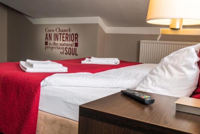 Postel nebo postele na pokoji v ubytování Comm Hotel Poznań Airport