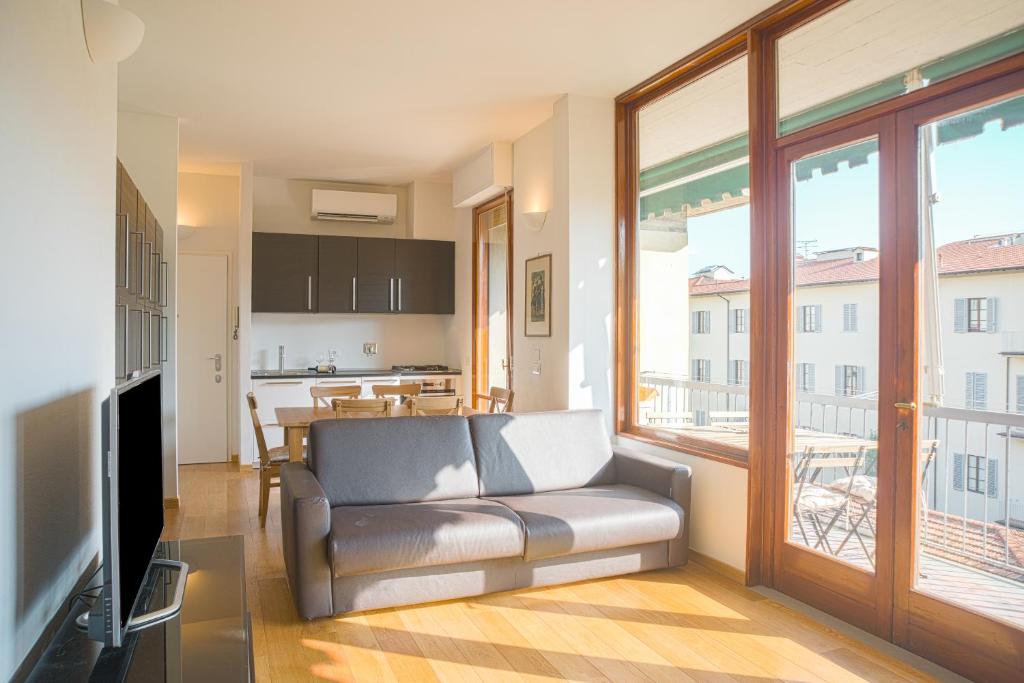 un soggiorno con divano e una cucina di Apartments Florence - Pier Capponi Duomo a Firenze