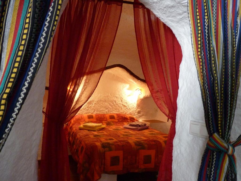 Ein Bett oder Betten in einem Zimmer der Unterkunft Cueva Las Rosas-VTAR/GR/02108