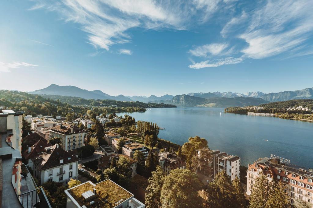 - une vue sur un grand lac dans une ville dans l'établissement Art Deco Hotel Montana Luzern, à Lucerne