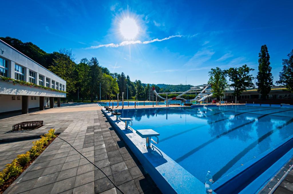 Bazén v ubytování Apartament Na Urlop - Centrum - Przy Amfiteatrze - 500m do Basenów Wisła nebo v jeho okolí