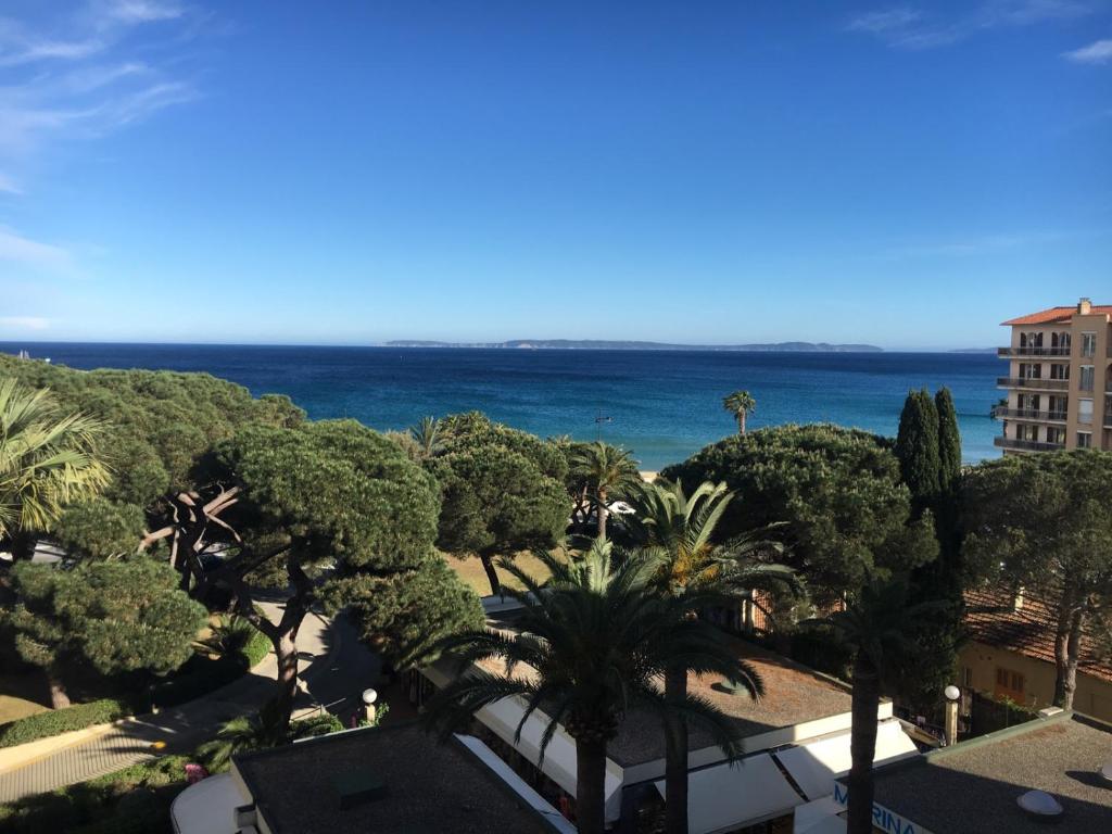 une vue sur l'océan depuis un immeuble dans l'établissement Studio avec splendide vue sur mer, au Lavandou