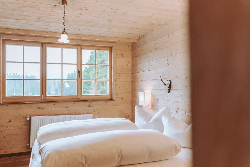 Postel nebo postele na pokoji v ubytování Hotel Am Fichtelsee