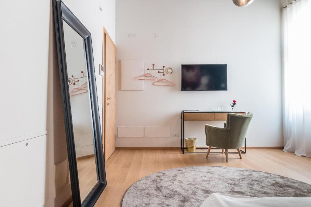TV a/nebo společenská místnost v ubytování Blooms Botanical Rooms