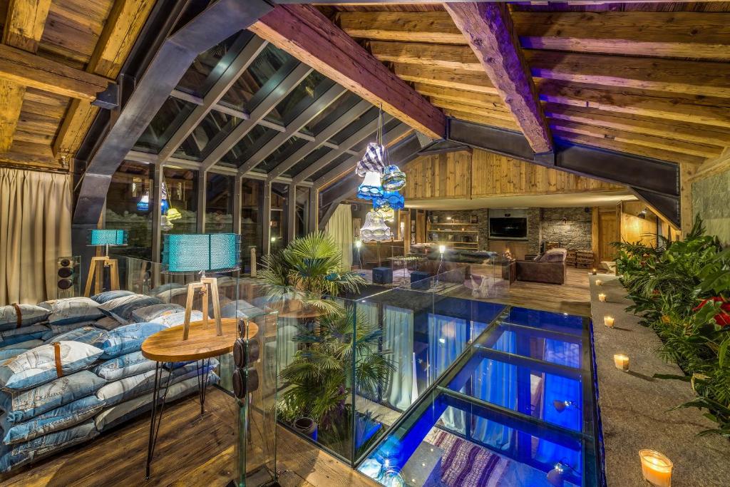 una piscina cubierta en una habitación con techo en Chalet Carte Blanche Katmaï - Val d'Isère en Val dʼIsère