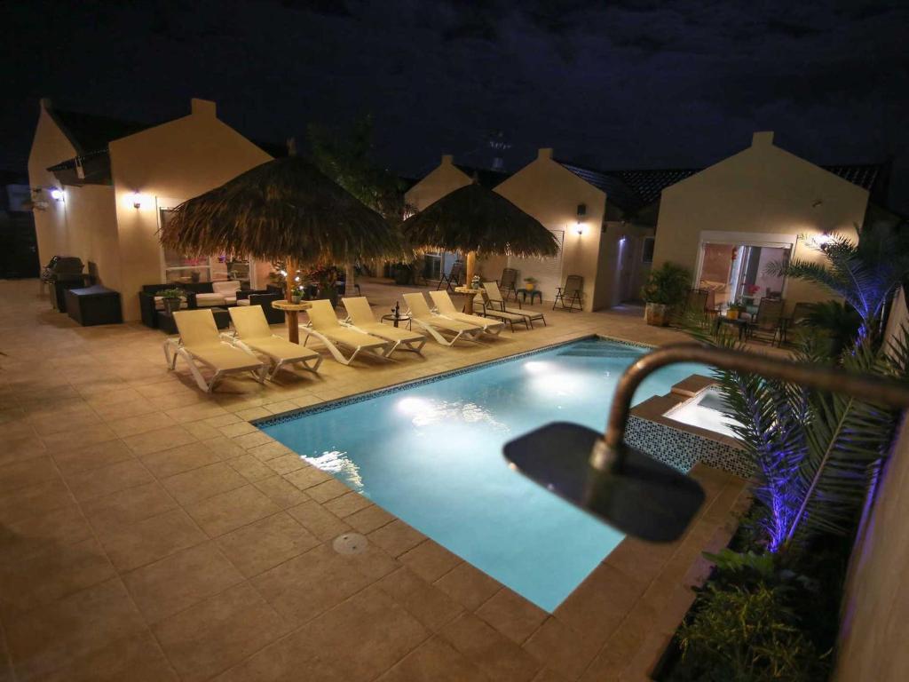 Bazén v ubytování Golden Villas nebo v jeho okolí
