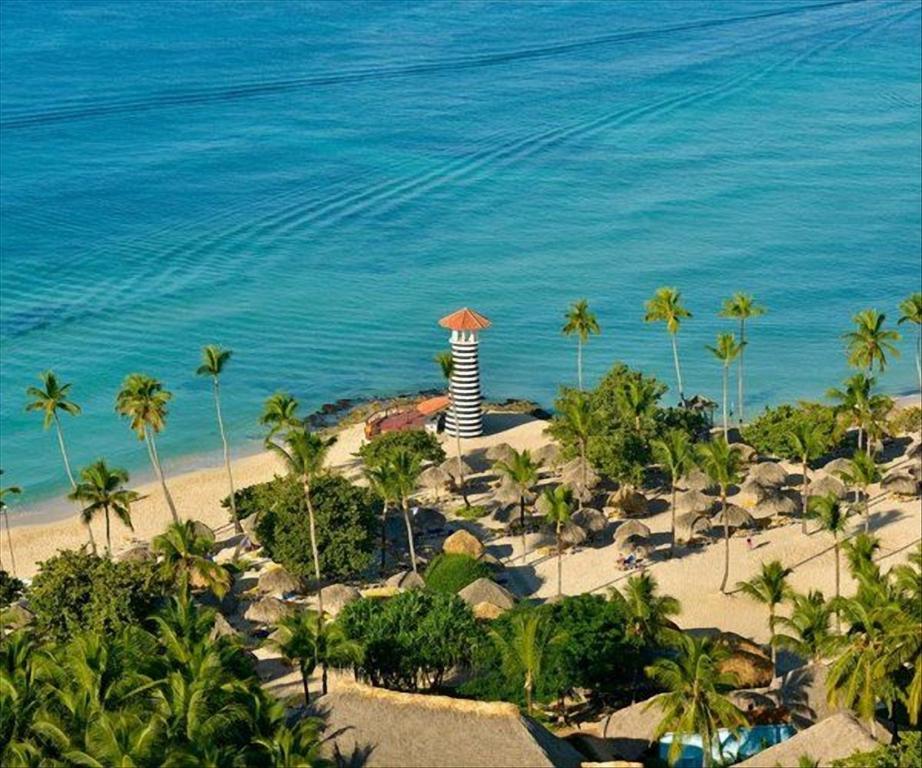 una vista aérea de una playa con palmeras y el océano en Casa Vacanze Dume, en Bayahibe