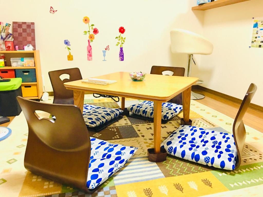 una mesa y sillas con almohadas en el suelo en Nikko Dream House, en Nikko