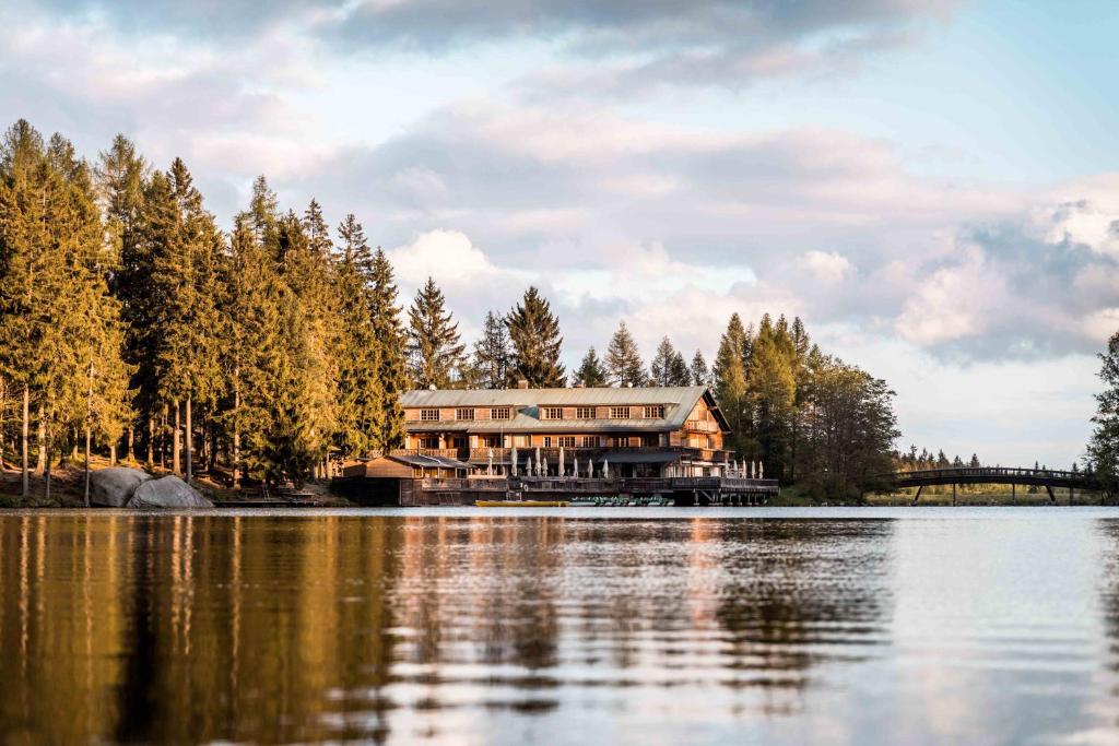 duży dom nad brzegiem jeziora w obiekcie Hotel Am Fichtelsee w mieście Fichtelberg