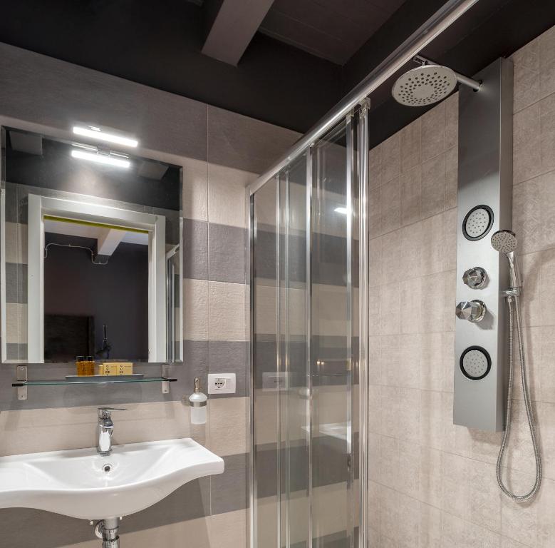 łazienka z umywalką i prysznicem w obiekcie ORTIGIAdreamrooms 12 w Syrakuzach