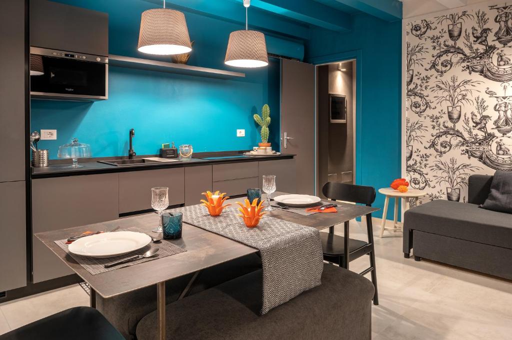 kuchnia i jadalnia ze stołem i krzesłami w obiekcie ORTIGIAdreamrooms 12 w Syrakuzach