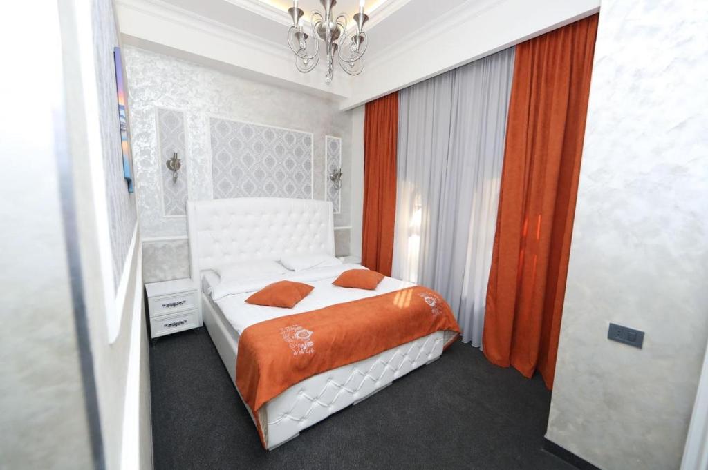 Postel nebo postele na pokoji v ubytování Hotel Roma & Tours