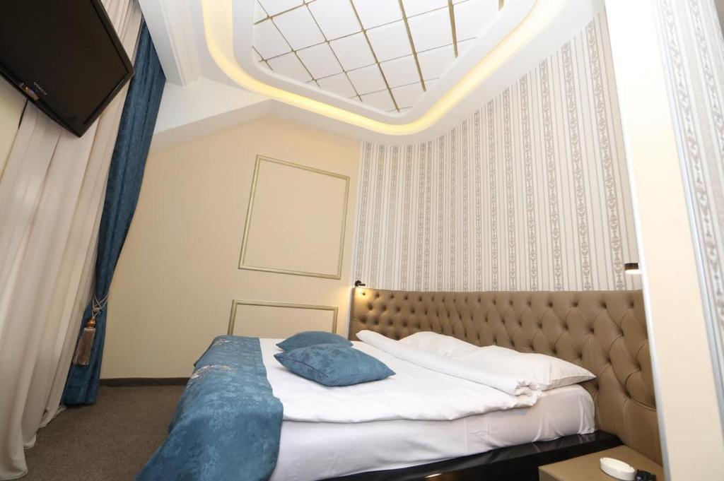 Postel nebo postele na pokoji v ubytování Hotel Roma & Tours