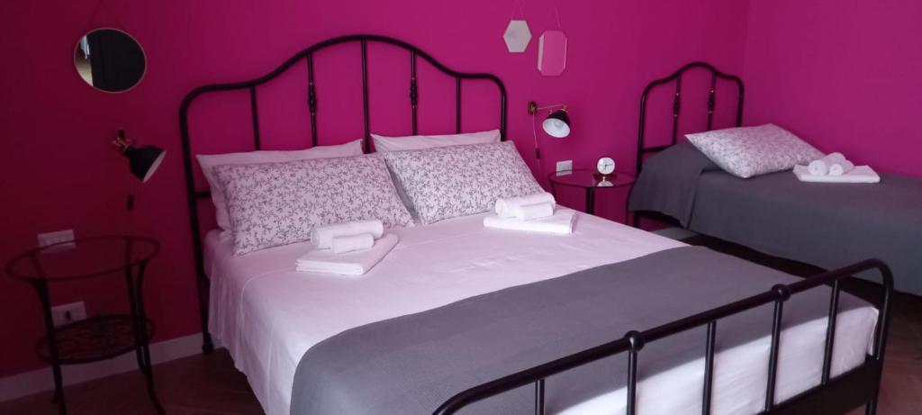 Łóżko lub łóżka w pokoju w obiekcie B&B Stella Scugnizza