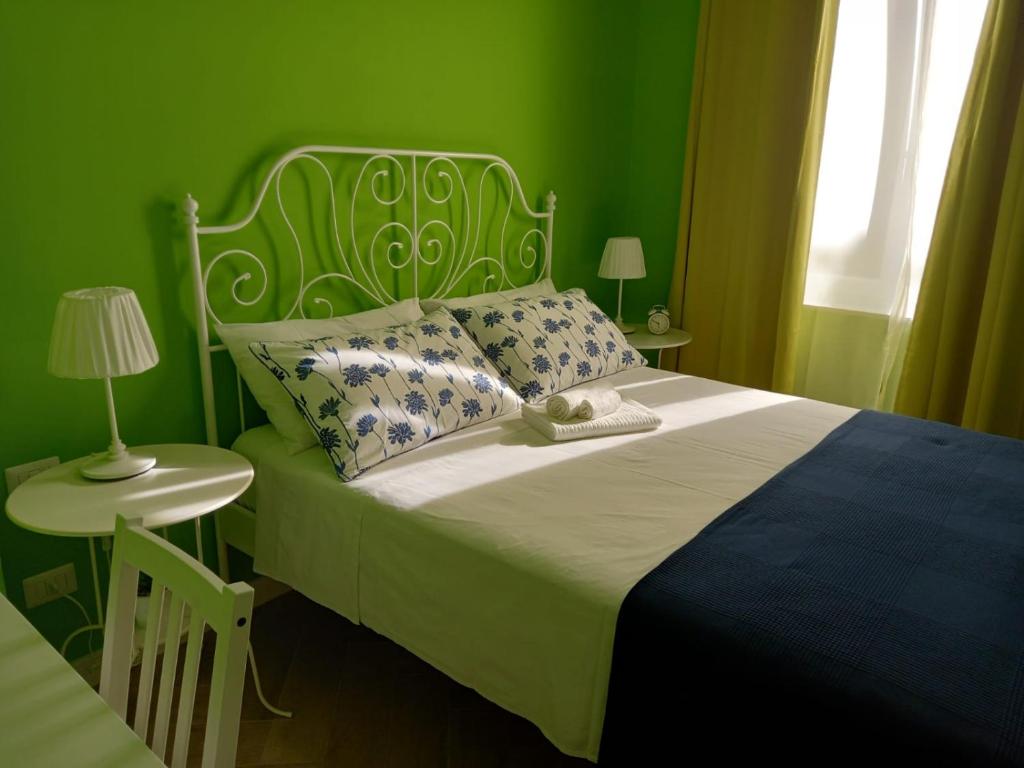 Łóżko lub łóżka w pokoju w obiekcie B&B Stella Scugnizza