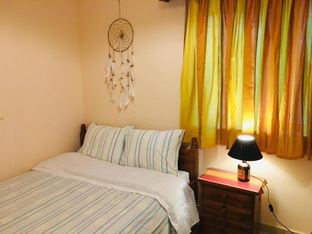 Łóżko lub łóżka w pokoju w obiekcie ILIOCHARI sea view apartments Oropos - Kalamos