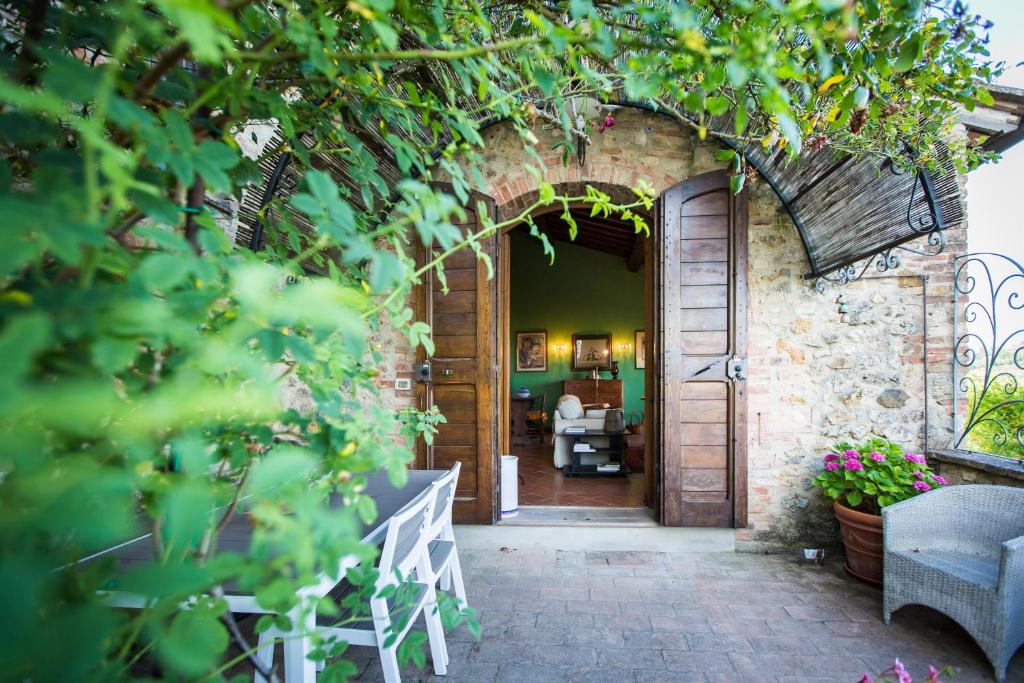 einen Eingang zu einem Haus mit Torbogen in der Unterkunft Le Rose di Montagnana in San Gimignano