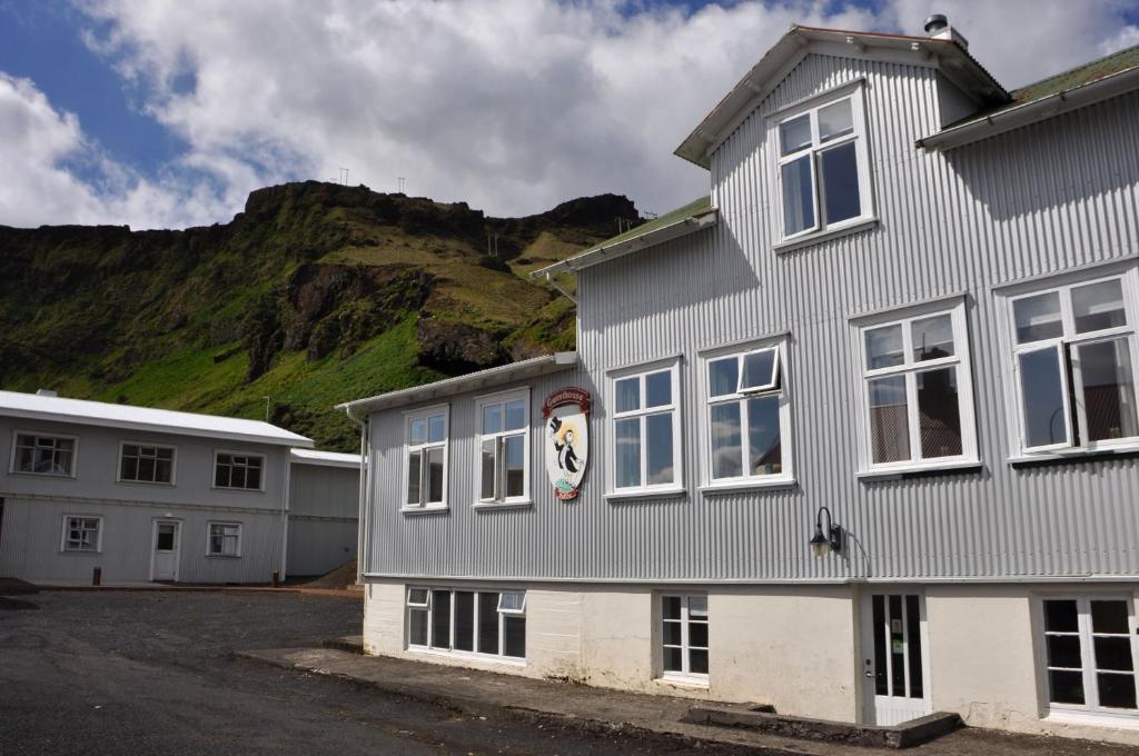 Nespecifikovaný výhled na hory nebo výhled na hory při pohledu z hostelu
