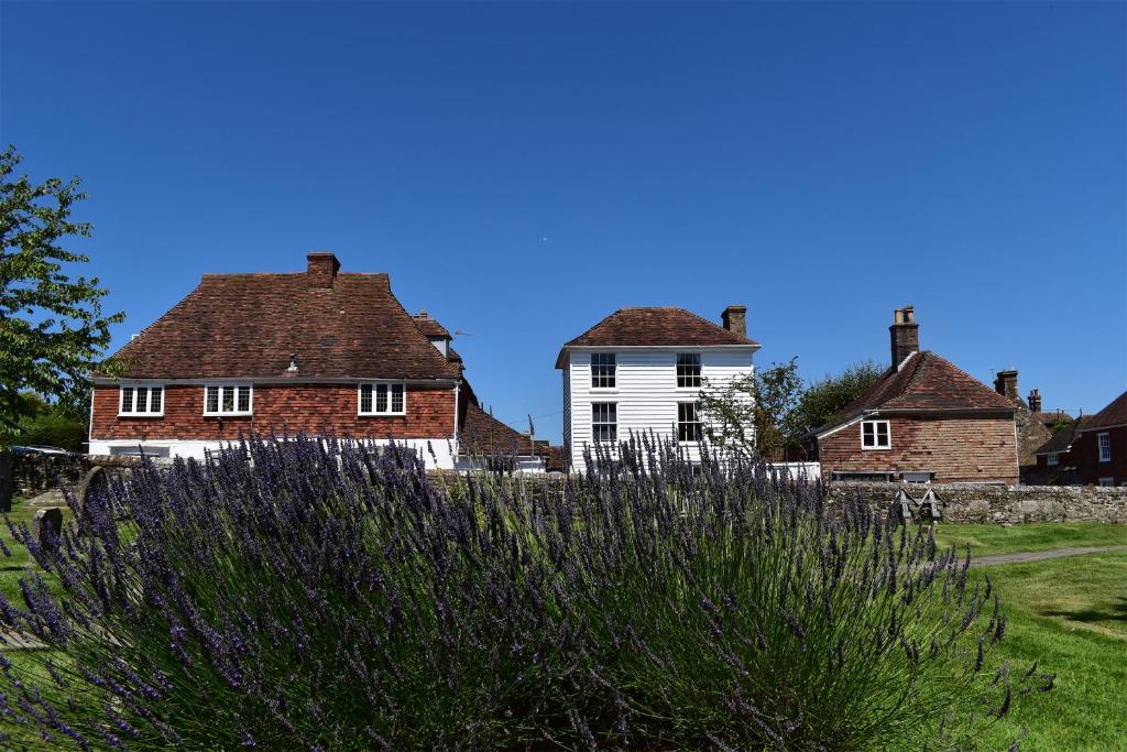 a large house in a field with two houses at Matchbox in Winchelsea