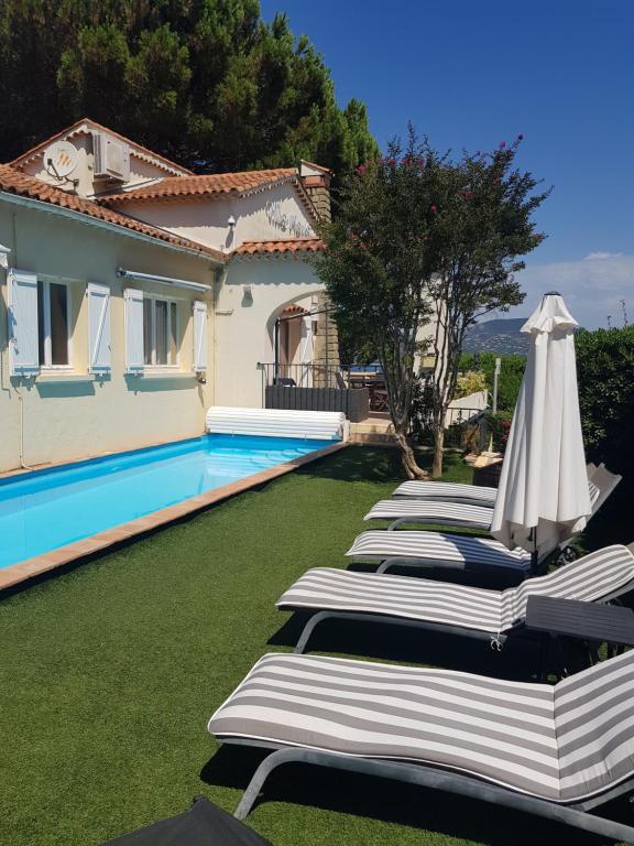 uma fila de espreguiçadeiras junto a uma piscina em Hotel Villa Maya em Saint-Tropez
