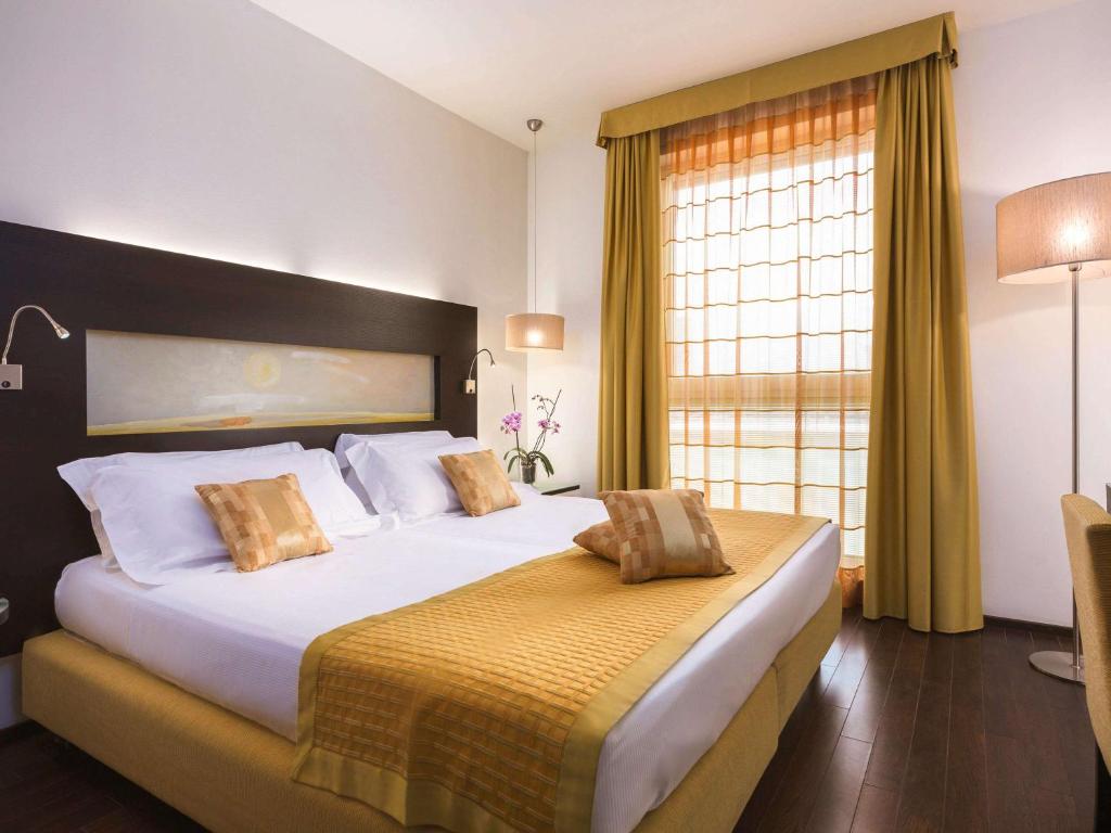 Postel nebo postele na pokoji v ubytování Hotel Mercure Siracusa