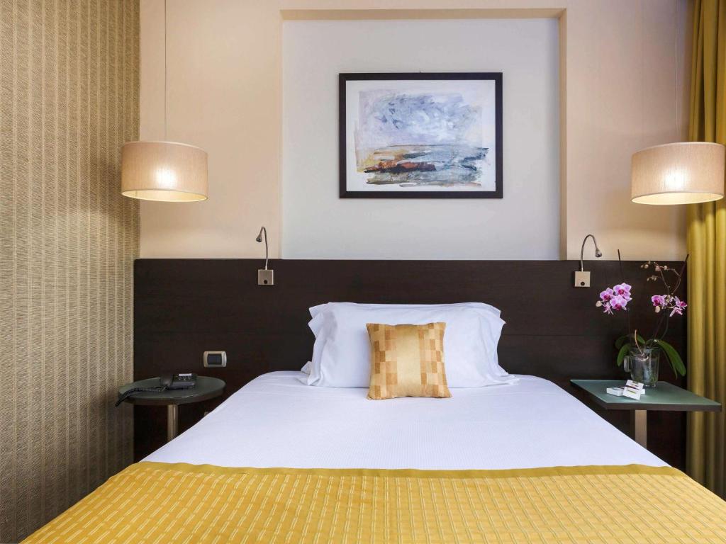 Postel nebo postele na pokoji v ubytování Hotel Mercure Siracusa