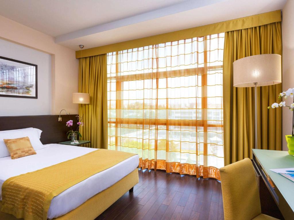 Postel nebo postele na pokoji v ubytování Hotel Mercure Siracusa