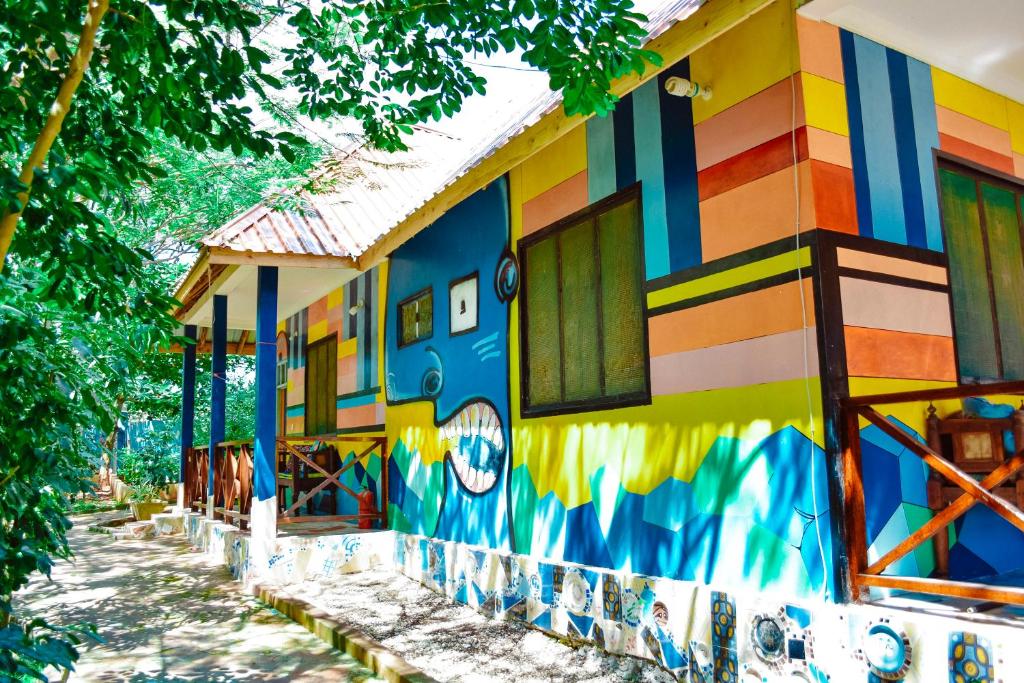 een gebouw met een kleurrijke muurschildering erop bij Coccobello Zanzibar in Nungwi