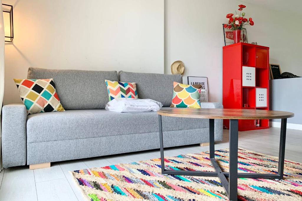 Et opholdsområde på #D1 The red one Studio sofa bed Near GEM train station