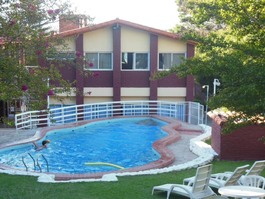uma piscina em frente a um edifício em Hotel Aoma Villa Carlos Paz em Villa Carlos Paz