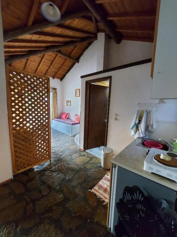 kuchnia z blatem i pokój z drzwiami w obiekcie Beautiful house wiht sea view in Samos Island w mieście Koumeika
