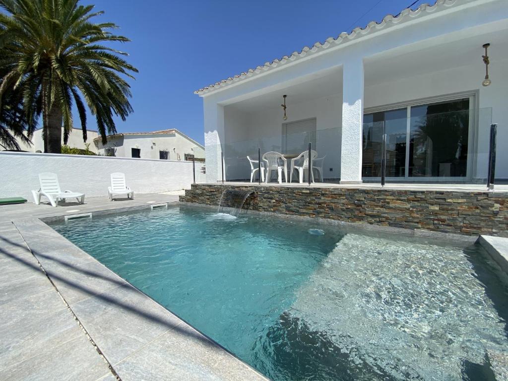Vacation Home Montsia 23 - Casa con piscina privada en Roses ...