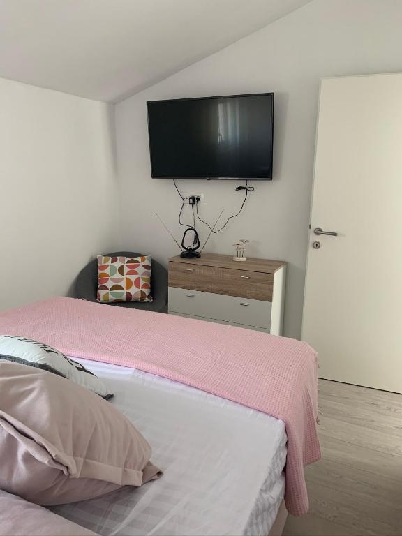 TV a/nebo společenská místnost v ubytování Apartments Villa Bella Vista Seget