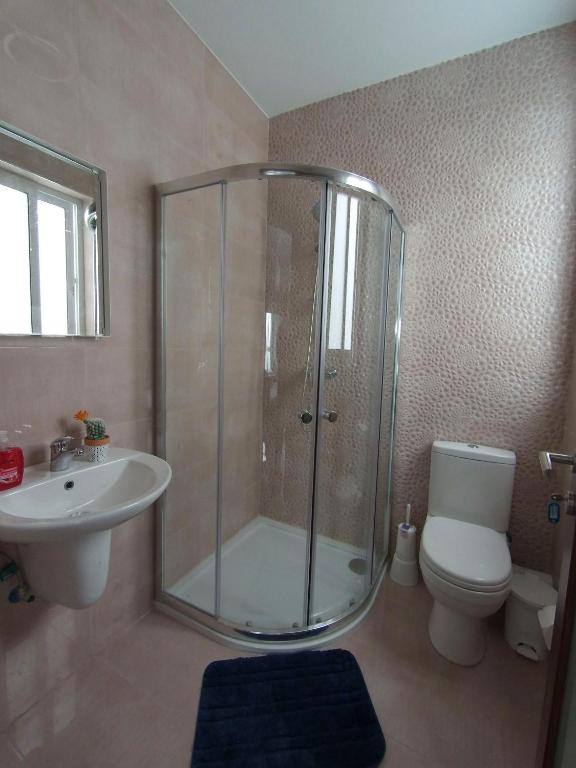 Koupelna v ubytování F7 Room 2, Private Bedroom two single beds shared bathroom in shared Flat