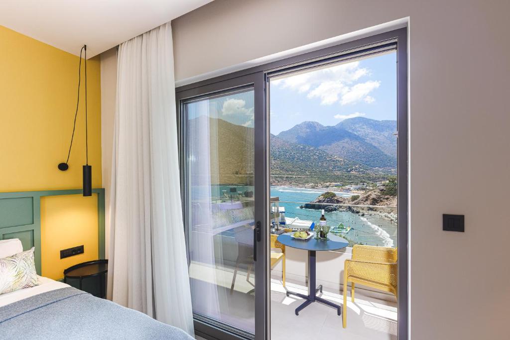 een slaapkamer met uitzicht op de oceaan bij Mira Mare Luxury Residence in Balíon