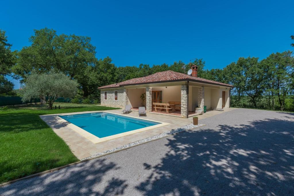 a house with a swimming pool in a yard at Villa Mirabella in Umag