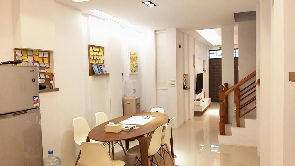 a dining room with a table and white chairs at Pure House B&amp;B in Ji&#39;an