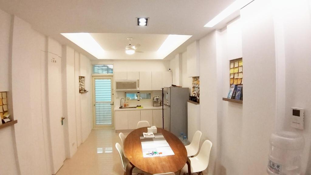 a kitchen and dining room with a table and chairs at Pure House B&amp;B in Ji&#39;an