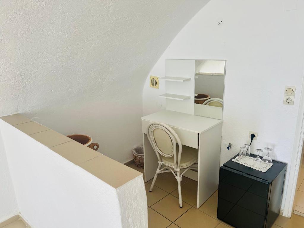 Loucas on the Cliff - Resim 17