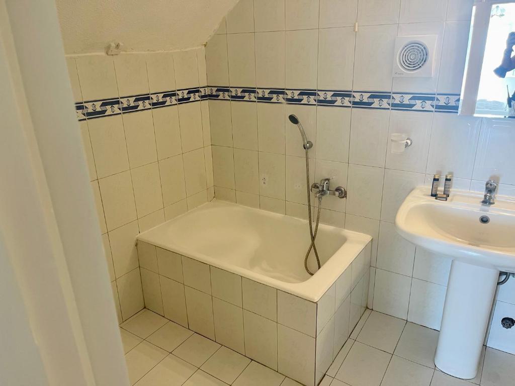 Loucas on the Cliff - Resim 16