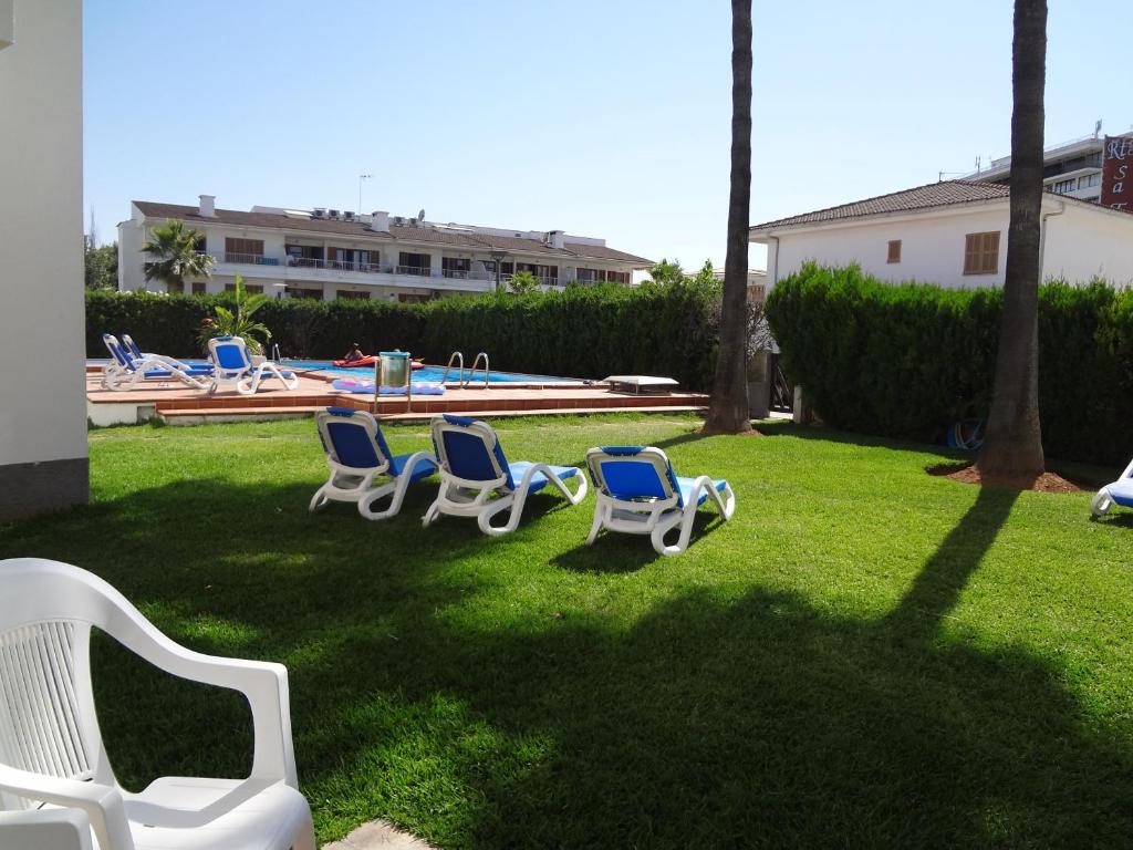 Bazén v ubytovaní Apartamentos venecia a unos pasos de la playa alebo v jeho blízkosti