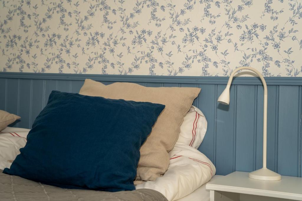 Postel nebo postele na pokoji v ubytování Svabesholms Kungsgårds B&B och Pensionat Stenshuvud
