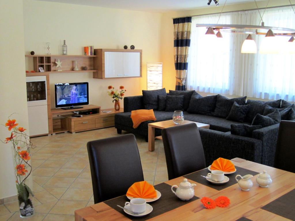 uma sala de estar com um sofá e uma televisão em Haus Ostseeduo FeWo Nr. 4 em Bansin