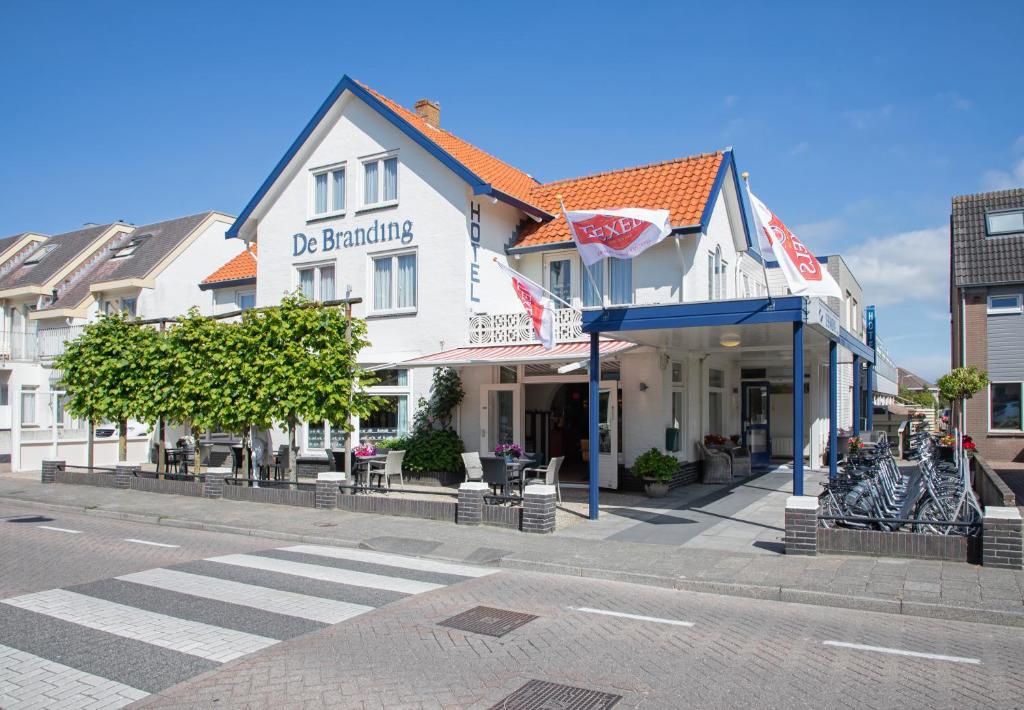 une rue avec un bâtiment sur le côté de la route dans l'établissement Hotel de Branding, à De Koog
