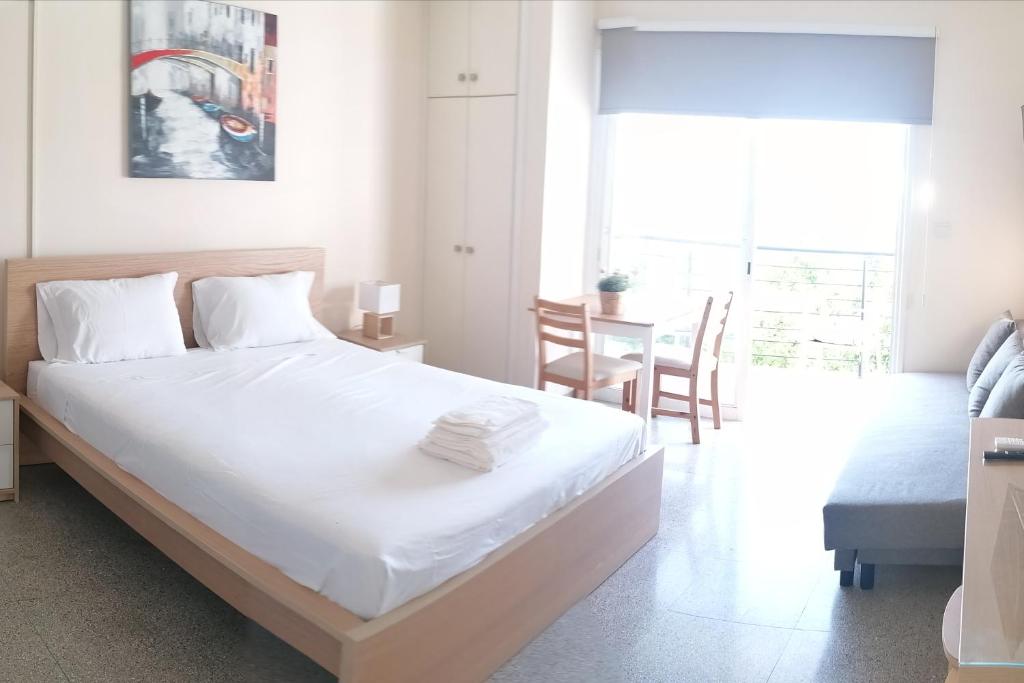 Postel nebo postele na pokoji v ubytování Pissouri Image