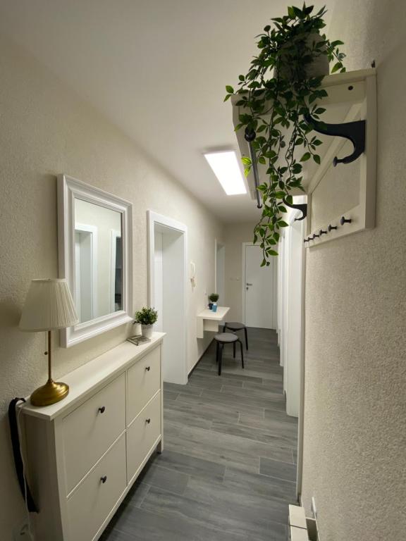 un corridoio con una stanza con una pianta in vaso di Guesthouse Old Town a Sarajevo