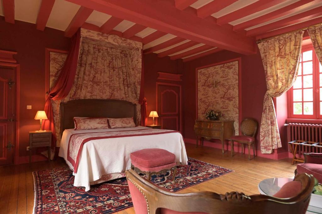 Кровать или кровати в номере Le Château d'Hauterives
