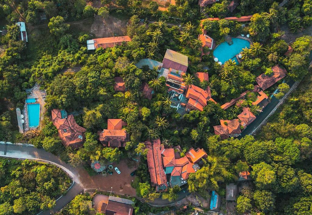 een uitzicht op een huis met bomen bij Veranda Natural Resort in Kep